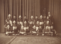 818311 Groepsportret van enkele kinderen van de Christelijke Gymnastiekvereniging Fraternitas bij een opvoering van de ...